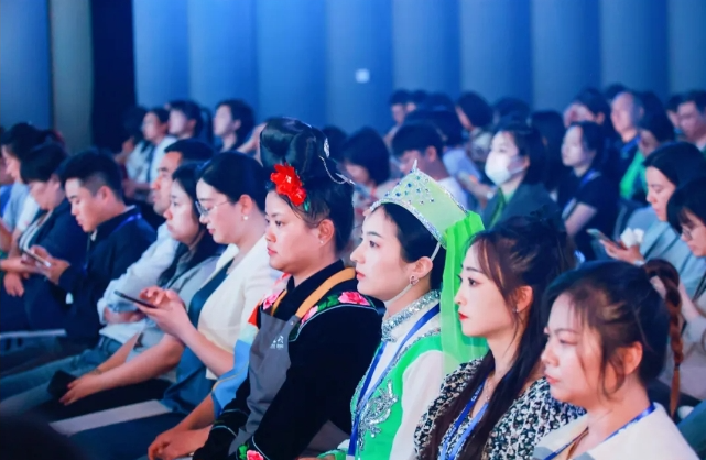 首届“数字木兰”女性发展年会上，来自各地的“数字木兰”代表和各界专家学者齐聚现场参会。主办方供图.png